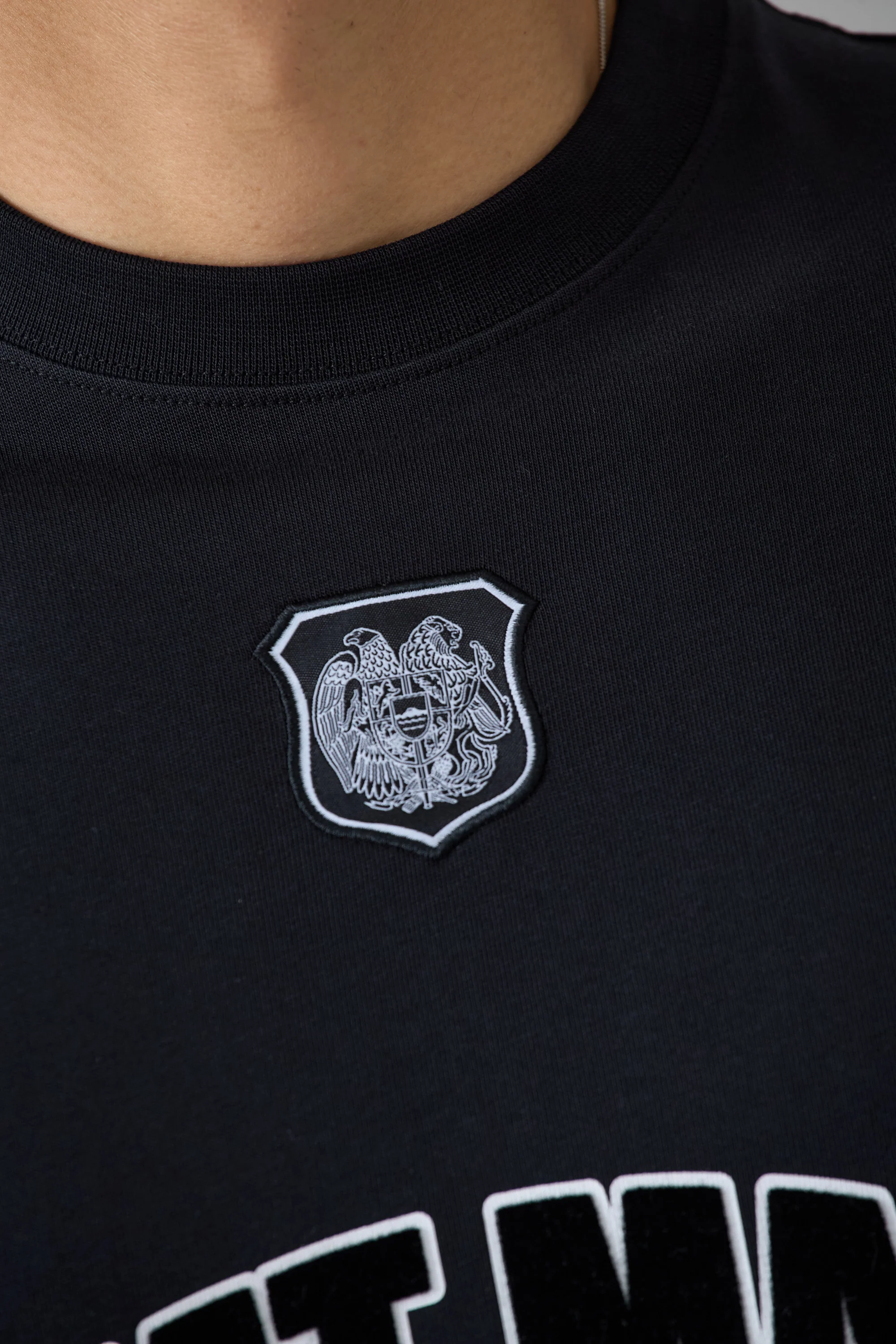 BLACK FRONT CREST T-SHIRT - Image 4