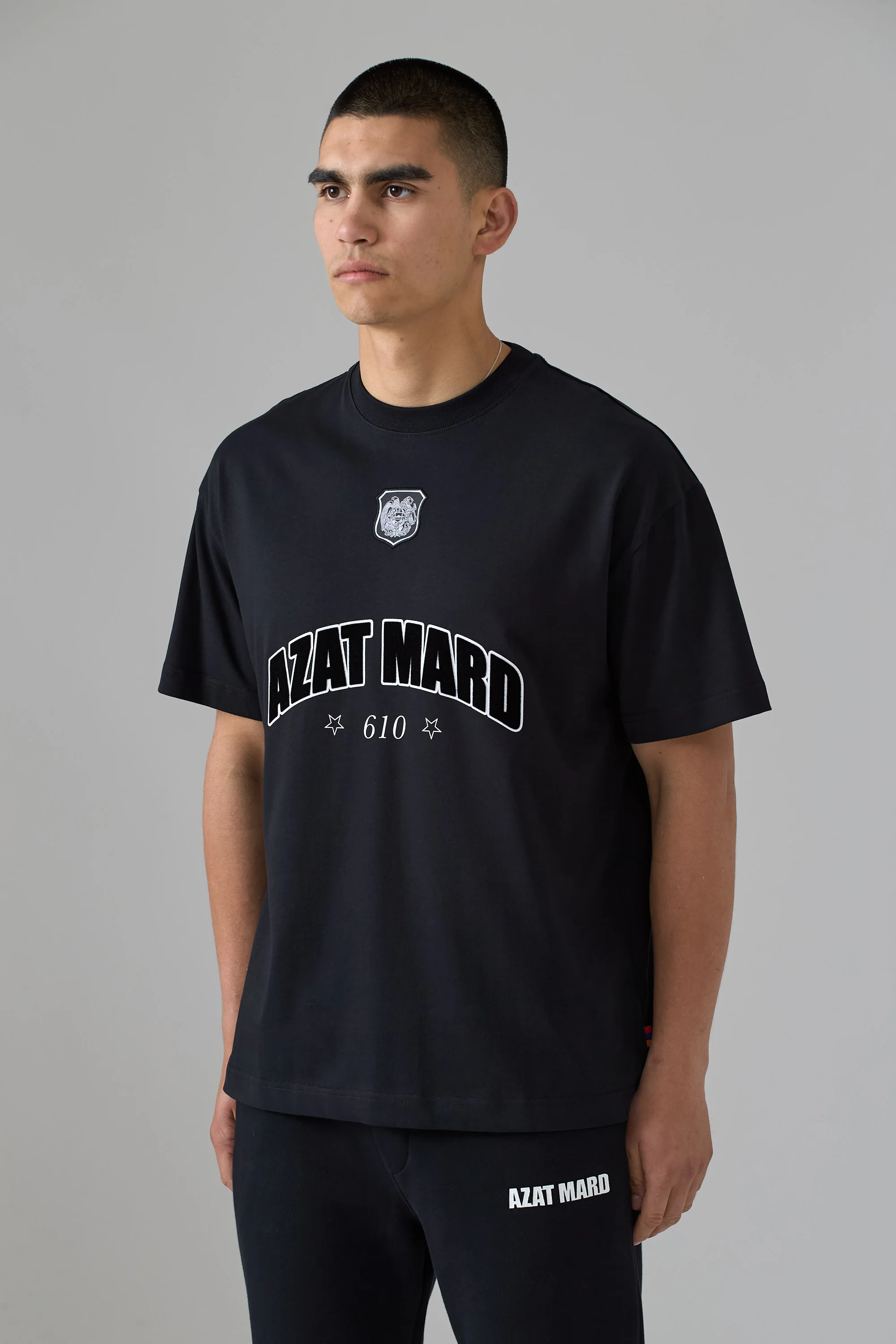 BLACK FRONT CREST T-SHIRT - Image 5
